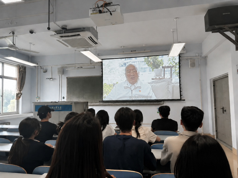 数字科技与创意设计学院组织师生党员观看高校党组织示范微党课