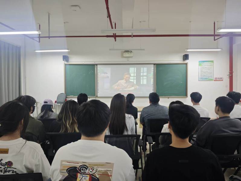 数字科技与创意设计学院组织师生党员观看高校党组织示范微党课