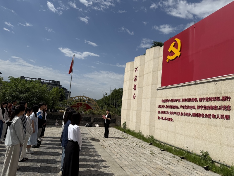 数字科技与创意设计学院开展主题党日暨党委书记专题实景微党课活...